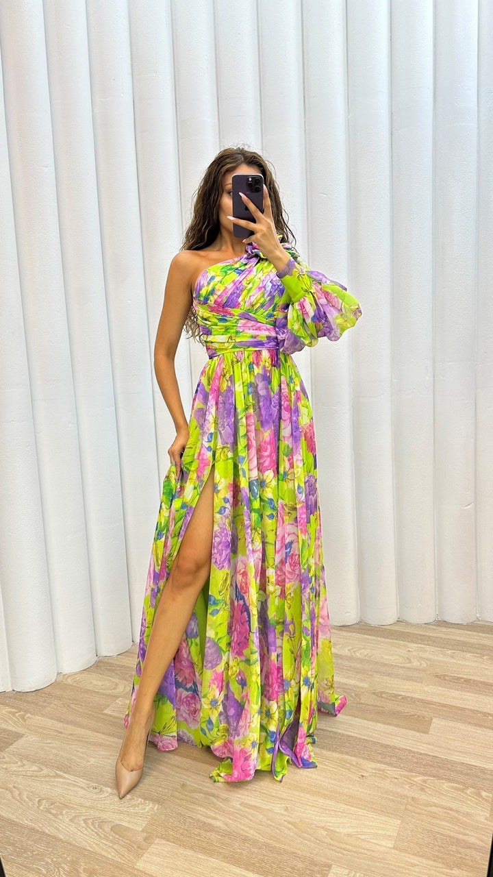 Kate - Elegant and Flowing Dress