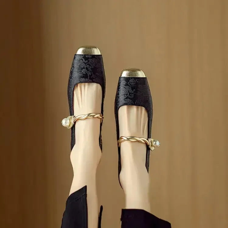 Frieda – Classic Strap Shoes with an Elegant Look