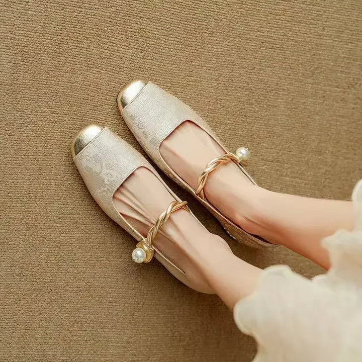 Frieda – Classic Strap Shoes with an Elegant Look